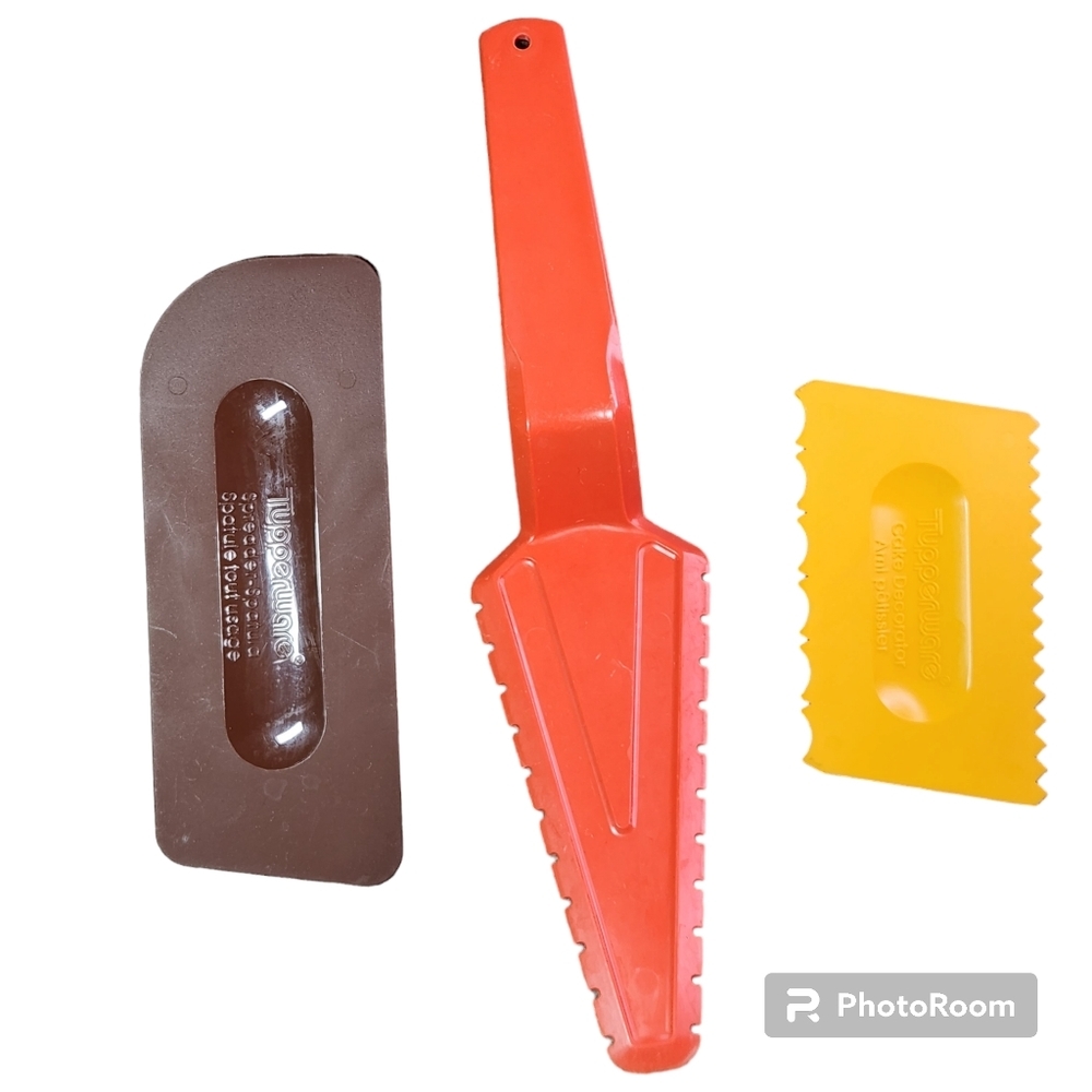 2/$30 Piece Tupperware Cut N Serve Pie Cake Server Cake Decorator Spatula